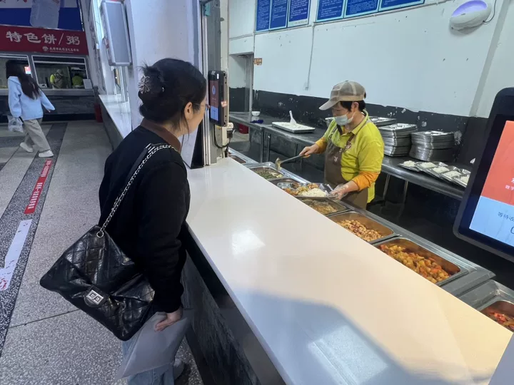 家校同心鉴“美味”！艺高学校膳食营养陪餐开放日